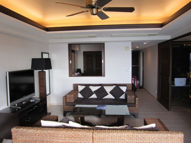 中央奥が玄関、その左手がベッドルーム、右手が洗面とバスルーム