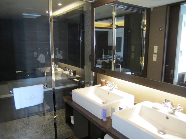 バスタブは二人で入っても十分な広さがあります