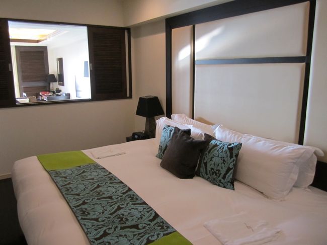 キングサイズのベッドルーム、窓からはリビングが見えます。