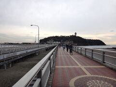 砂浜でちょこっと遊んでから、橋に戻って、江ノ島に向かいます！
弁天橋の上でゆうべ鎌倉ゲストハウスで一緒だった人とバッタリ再会(^ ^)／\(^ ^)
