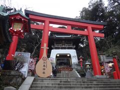 江島神社に到着。ここの鳥居はピカピカですね。