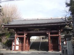 最初の見学地点は龍口寺。門の上には龍乃口と書いてありますね。