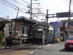 素朴なムードの腰越駅。
藤沢行きの電車はこの駅を出発するとすぐ道路上に出て、そのまま江ノ島駅に向かいます。