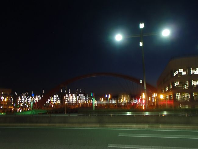 早めに行って場所取りしよ〜っと。<br /><br />コミュの美奈さまに楽しんでもらわなきゃ☆<br /><br />羽田9:30のフライトなのに、、、<br />「ゴルフに行く前やったら空港まで送ってあげるよ」とサミー（夫）。<br /><br />朝五時には到着しちゃった〜〜〜これからどうする？