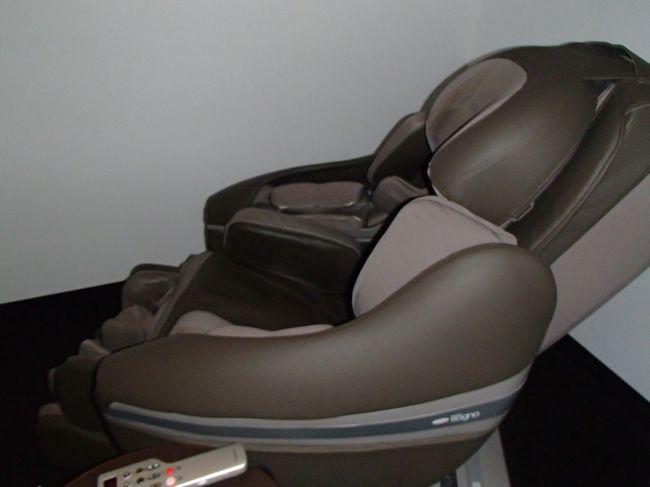 マッサージチェア♪<br /><br />一時間もまれて。うとうと。。。<br />おっさんの後だったらイヤだけど、今日はアサイチだから〜<br /><br />昨夜は3時間しか寝てないの、、、