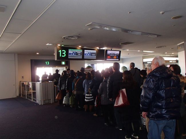 やっと搭乗〜<br /><br />大阪便、優先登場に交じって通常搭乗の人が並んじゃって、カオスo(^▽^)o