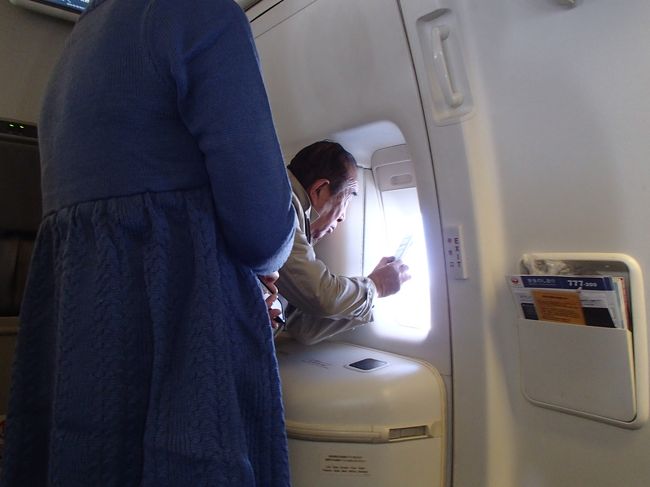 太った厚かましい人がやってきて窓を独占（汗）（苛）<br />まあこの窓は私の窓じゃないケド、、<br /><br />ちなみにこの人は関西弁ではありませんでした（為念）