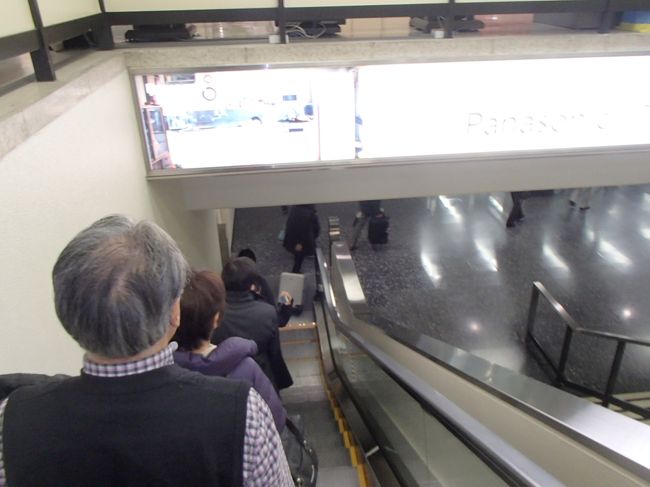 あっという間に痛み、じゃなかった伊丹に到着☆<br /><br />「あんたら、大阪着いたら右立ちしいや！」<br />・・・と心の中で毒づきつつ左に立つ中途半端な私。。