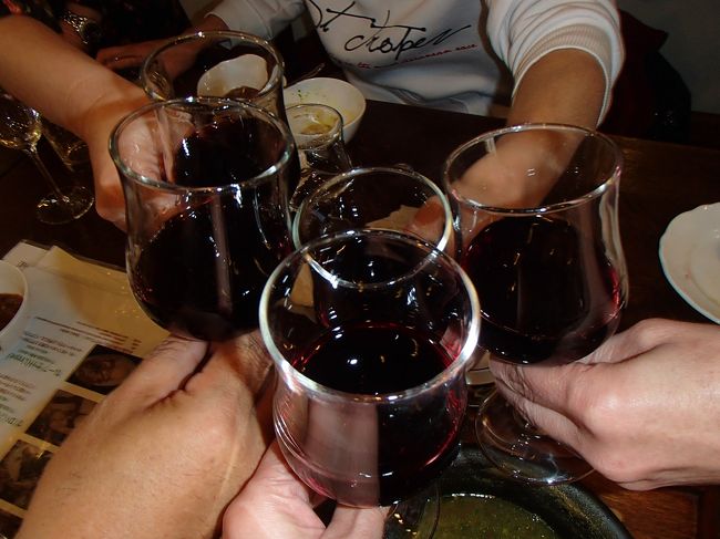 赤ワイン！<br /><br />この後、写真を撮るのが面倒なくらい乾杯の嵐〜〜