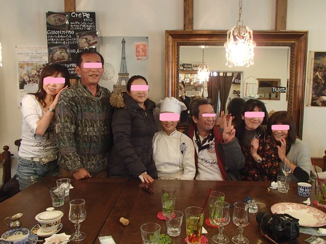 真ん中にシェフを交えて記念写真♪<br /><br />店ごと飲み尽くす連中に、戦々恐々のひきつり笑顔だったわ？<br /><br />この後流れで大阪新世界へ。<br /><br />pioさん、ここで生還〜<br />（この後も奈良観光を楽しまれるそうです）