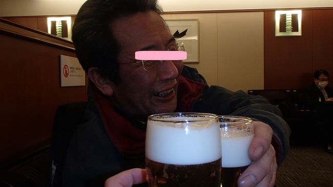 タクシーで伊丹へ。<br /><br />途中はモチロンバクミン、到着してもバクミンのいつのんチャン。<br /><br />「着いたよ！」<br />「ん？東京？」車で東京までイカネーシ☆<br /><br />タクシー代？支払いましたよ。<br />振り込む？<br />水臭い、いつもお世話になっているんだ・か・ら〜<br /><br />さくらラウンジでチンチン♪<br />でも一口で出ちゃって、「寿司食おう」<br /><br />ええと、伊丹にカウンター式の寿司屋はないとおもうんだけど。<br /><br />で結局搭乗口前でビール。ごちそうさまです。家にあるウィスキーの水割りとプリッツはって？<br /><br />「何か買ってきて」って言われて買ってきたやつよ。うちにもあるわｗ