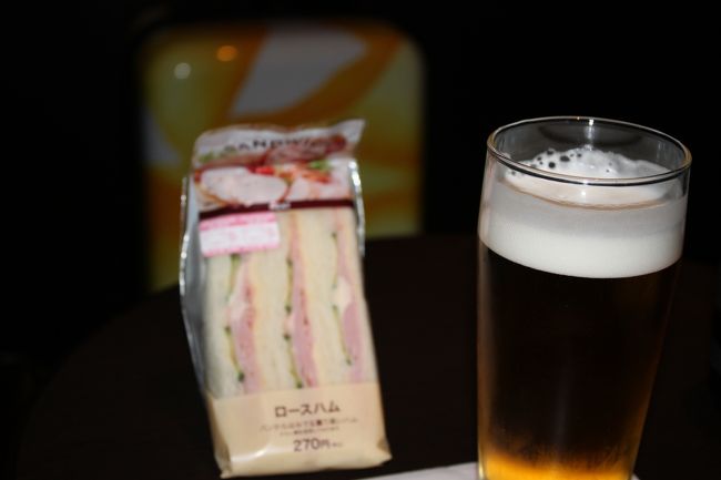 コンビニサンド、ビール×３、、、\(//∇//)\<br /><br />飛ばし過ぎ自粛！よっ。