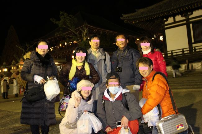 神聖なお水取り映像はまたにして、、参加メンバーで記念写真♪<br /><br />シャッターの人の選択を間違ったようね、、、<br /><br />待ち時間で呉春一升瓶が無くなったのは、言うまでもない(*^^*)<br /><br />人が多くなると、二月堂の前はロープで封鎖されてしまうので、トイレに行ったら帰って来れなくなるの。<br />そん時は呪文：「娘があっちにひとりでいるの(＞人＜;)」<br />でも、よい子はマネしないでね♪<br /><br />夜の宴会後、オバ友、おたまはここで生還☆<br />その後残りのメンバーでカラオケ。<br />その後。。。（以下自粛）