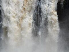 それは、アルゼンチンという国自体が、

観光に対する概念とポリシーをしっかり持っている事、また面積も大きい事から早い段階で、遊歩道や無料電車などのファシリティ充実に力を入れており

既に国立公園としての体(てい)がほぼ完成しているからとも言えます。