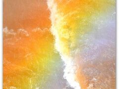 一方で、

その悪魔を、真下から眺め上げる事ができるブラジル側も、かなりダイナミック！

見応えは十分あると思います。


※
滝には　常時　虹が掛かっています。これはどちら側からでも見れます。笑