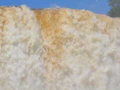 滝に近づけるという意味では、遊歩道を歩いて　悪魔の喉笛の真上まで近づける事ができるアルゼンチン側はお勧めですが、