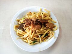 はるばる津山まで来たからには名物のＢ級グルメ、ホルモンうどんを食べずには帰れません。

多くの店がある中で、橋野食堂を選びました。

専用駐車場はなく、係の方が向かい側にあるガソリンスタンドの敷地へと誘導してくれました。

ちょうどバイクの集団が来ていたので外で待つこととなりましたが、ストーブが置かれていたので暖を取ります。

１０分ほど待って中へと案内されました。

辛さは注文時に選べるとのことで、腹の弱い自分は普通の辛さで注文。

奇を衒った味付けではなく、いつの時代も愛されるような素朴な味でした。