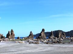 海岸線を気持ち良くドライブしてたら、以前通った時もその奇岩に目を奪われた橋杭岩が見えてきた……
今回も、この奇岩群を一目見ておこうと休憩がてら車を停めて♪