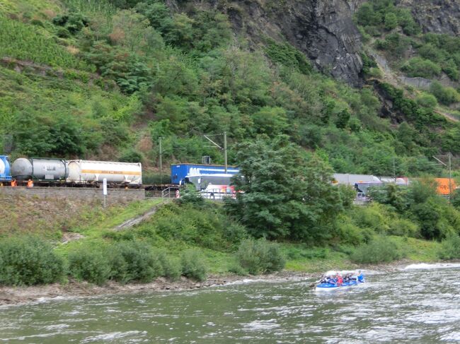カラフルな列車が