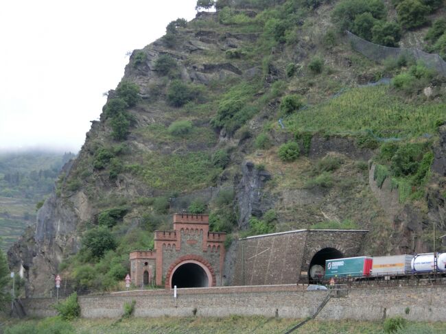 トンネルに入って行きます。