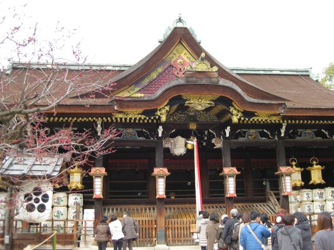 本殿は１６０７年豊臣秀頼の造営になる。桃山建築の粋とのこと。この人たちは何故並ぶ？拝むだけなら、賽銭箱は横長なのに。