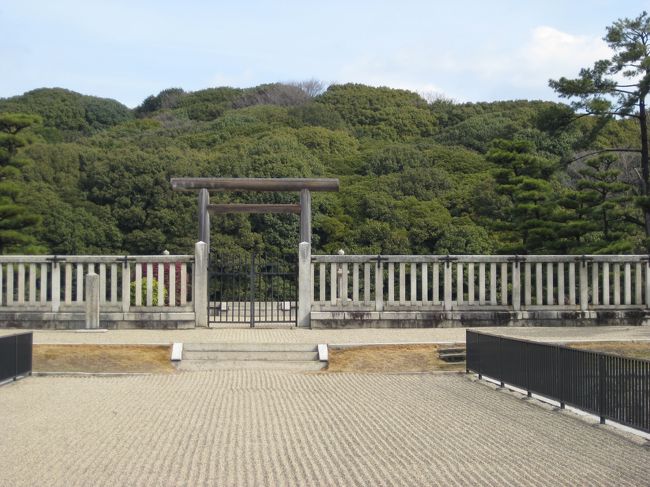 参拝所、でも特に何もありません。前方後円墳の前方部（南）にある。ここにはボランティアの解説者がいて、「甲子園球場何個分の敷地だからプロ野球の全試合ここで開催できる」との説明。堀や山があるのにどうやって野球やるんだろう？