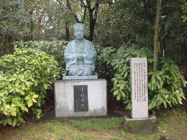 近くに堺市博物館があるので行ってみる。入口に千利休の像。折から「利休にたずねよ」公開記念の展示開催中。６５才以上は無料で私も初めてその恩恵にあずかる。入場料は2００円也。