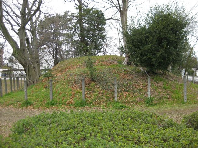狐山古墳、仁徳天皇陵のすぐ側にあり陪塚の一つ。地図で見たときはたくさｎある古墳を全て見てやろうと思ったが、ここまでで十分疲れた。三国ヶ丘駅に戻る途中の「魚太郎」（安くてボリュームある和食の店）で昼食とビールでくつろぐ。その後、大阪に戻る。