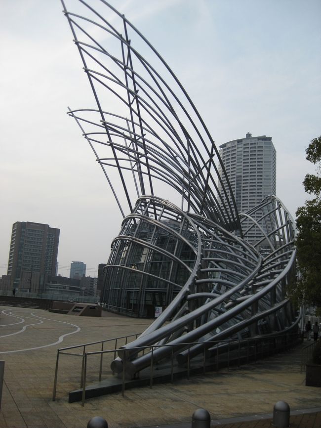 国立国際美術館。嬉しいことに、シルバー世代は通常展は無料で入れる。展示は全て地下で３階まである。