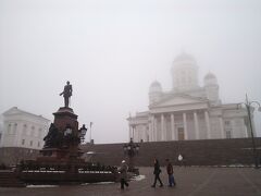ヘルシンキ大聖堂は
美しい白亜の巨大聖堂。
って、街を見守るシンボル的存在も
小雨に煙っちゃうし。

