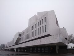 フィンランディアホール。

フィンランドを代表する建築家、
アアルトの遺した作品。
うーん。中はスゴいのかも。

パッと見、
昔の札幌市民会館っぽい。



