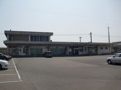 蒲原（かんばら）駅



該駅は、明治２３年（１８９０年）５月１６日開業である。
明治２２年（１８８９年）２月１日に国府津-静岡間開通時に岩淵（現 富士川）-興津間に停車場は設置されなかった。
更に、同年４月１日に小金村、堰澤村、中村、及び、神澤村が合併し蒲原町が成立した。
然し、当時の東海道線は単線であり、且つ、蒲原-由比-興津間に於ける暴風雨波浪の都度、列車運転が規制され遅延原因になっていた事から、岩淵-興津間に停車場設置を要する事となり旧堰澤村地区に蒲原駅が開設された。
当初地元では、旧蒲原本宿附近に停車場設置を希望したが、蒲原町、及び、由比村中間点として現位置に決定を見た。
然し、蒲原駅開業の地たる堰澤地区は蒲原町西端地で、何度か駅移転請願陳情がされたが、その都度、鐵道省は請願を却下した。
堰澤地区では停車場設置が決定した事で土地を進んで無償提供した。
大東亜戦争後、富士宮大石寺への団体参拝客は当時の身延線は全線単線で富士駅に於ける転線扱も限界だった為に、神戸方からの団体列車旅客は蒲原駅で下車させバスで移動させた為に、当時の駅施設では貧弱さが免れなかった為に、上り駅ホーム上屋設置が決定し、昭和３９年（１９６４年）９月に着工し同年１１月に竣工し同時に駅前広場も舗装された。
更に、駅本屋も老朽化が顕著になった事から昭和４１年（１９６６年）９月に改築工事を開始し、翌昭和４２年（１９６７年）１２月６日に第２代目現行駅本屋が竣工した。
