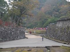 折角だし人吉城跡も散歩

小学生が遠足きてましたー！
遠巻きに撮影する不審なワタシ

小一時間くらい散歩して、宿に戻りました