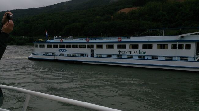 すれ違うクルーズ船。