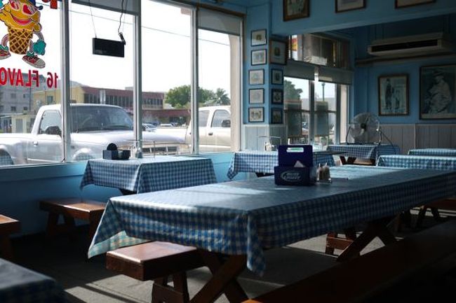 ガラパン付近の『ボビー・キャデラック』で朝ご飯。ハンバーガーとピザが美味しくて有名なお店なので、期待して入ったけど朝だからモーニングメニューしかなかった。二人でなるべく違うものを頼んだつもりだったのに、なんか似たような内容の料理が来た。