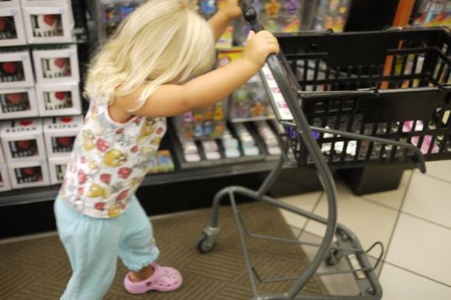 昼まで暇なので、地元のスーパーに入ったりしながら時間をつぶす。<br /><br />昼からマリアナトレッキングの『禁断の島ツアー』に参加した。サイパン島の南東にある禁断の島へトレッキングしながら進み、天然プールでスノーケルをするというツアー....トレッキングが不安だ....。