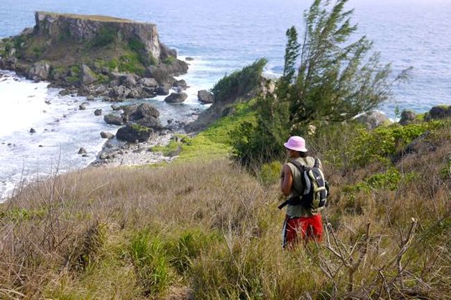 結構な崖の付近を下ったり、ロープで下りたりと、結構ハード。なんだか不安になってきた....特に同じ道を戻る帰りが心配。