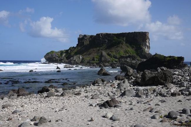 ひーこら言いながらも禁断の島に到着。すごい！　天井真っ平ら。ギアナ高地みたい。（行ったこと無いけど）