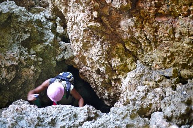 その後、こんな所良く見つけたな.....って穴を通って、洞窟の中に入る.....