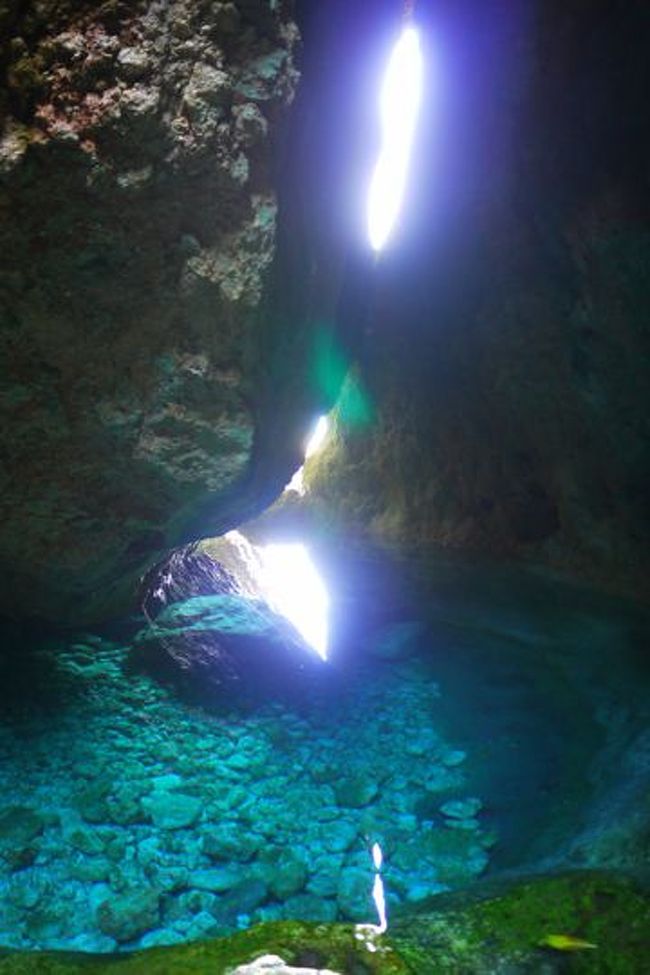 ここもすごい！　青の洞窟の様だ（行ったこと無いけど）ここでちょっと泳いだ。....天然プールにも行ったけど、もうクタクタに疲れていて休憩だけしてＵターン。案の定、帰りの上りがまー辛いこと。腹減った。