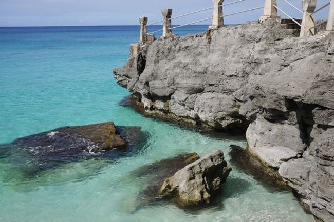 早速タガビーチへ。.....キレイすぎ....。いろんな海を見てきたけど、トップレベルのキレイさだ....。