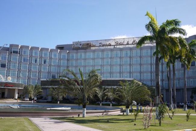 そして今日泊まるホテル、ダイナスティホテル。でかくてキレイだけど、人がほとんどいない....サイパンと違ってチャイニーズやコリアンばっかりで、欧米人ゼロ。なおかつ部屋の電気がついたり消えたりする....これがタチ悪くて、電気を消していてもついたりする.....夜中にいきなり電気がついてびっくりした......。さすが中国資本のホテル....なクオリティ。