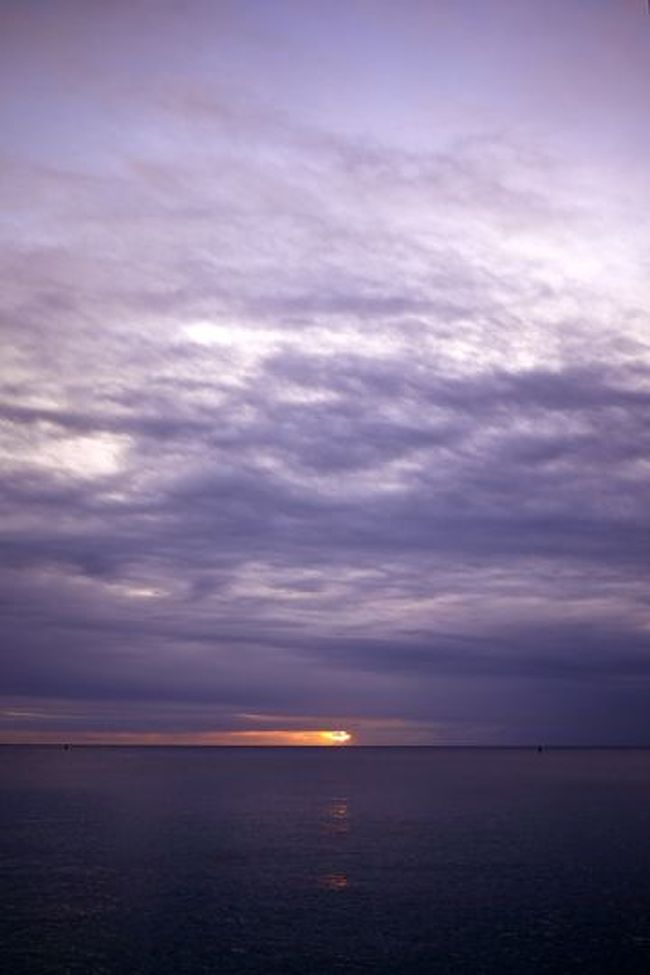 テニアンの夕暮れ。今度はスクーター借りてテニアン島を巡りたい....。 