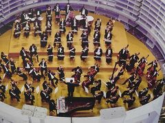 このダムは、ブラジルの電力逼迫が予想された事からブラジルの呼びかけによりブラジルとパラグアイの両国共同事業として今から約４０年前の１９７５年に建設が開始された事業です。もう４０年間も工事し続けているって.....。

１９８４年５月５日に第１号タービンが稼動
１９９１年５月６日には第１８号タービンが運転を開始
　　　　　　　　　　　（総建設費、約１２０億米ドル=一兆円！？）
２００６−７年更に２基のタービン増設

現時点の発電能力は世界第２位の１４メガワットだそーです。
（ちなみに世界最大は中国の三峡ダムの発電能力は１８メガワット）

でもメガワットって....。どのぐらいなのか.....素人の私には..これまた...さっぱり....。

↑
写真はタービン一基の大きさの中に、ひとつのオーケストラが入ってしまうの図。でも、大きさを示すのにオーケストラを入れるという発想って....。

知的です。素敵です.....。

ひとオーケストラが何人かも知らない知性のかけらもない私には......さっぱり。
