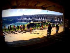 ルールとしては、発電量を折半しており、人口が少なくそれほどの電力を必要としないパラグアイの余った電力は、ブラジルに売っており、産業のあまり育っていないパラグアイに取りましては、貴重な収入源となっているとの事。

