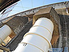 工場や大きな建造物萌えの方には、堪らない光景かと....。

まるで　マジンガーＺか　ガンダムのモビルスーツの一部を思わせます..。