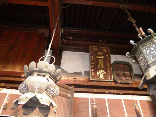 燈籠をアップにすると彫りがこまかい。