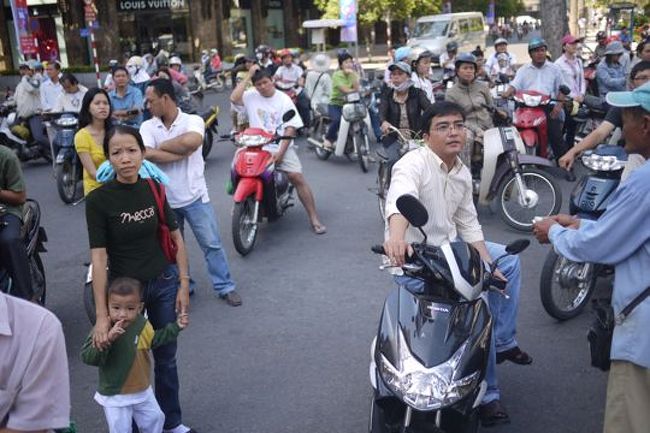 聞いてはいたけど、まー信じられないくらいにひどい交通事情。信号がほとんど無いので、走っているスクーターの間を縫って渡るしか手がないのだ。サイゴン川のほとりのホテルに泊まったのに、川岸に行くのに大きめの道路を渡ることが出来ず、滞在中、一度も川岸を歩くことが出来なかった.....。