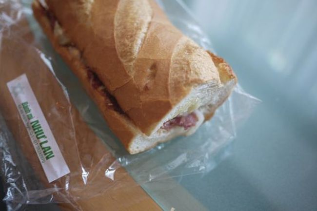 食事はアジアの中でもかなり美味しいと思う。特にパン。いわゆる普通のフランスパンが美味しい。フランスではあの日本でもよく見るフランスパンはまったく見かけなかったので、ある意味僕らのよく知ってるフランスパンの本場というのは、ここベトナムなのかも。クロワッサンも美味しかった。