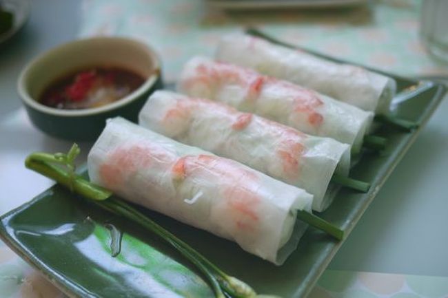 もちろん現地の食べ物も美味しかった。フォー、バインミー、バインセオ、ゴイクンなどなどいろいろ食べたが、揚げ春巻きがなかなか美味。食事をなんか頼むと、香草などのセットが付け合わせでやってくるのはベトナムでは決まりなのかな.....勝手に持ってくるくせにただじゃないところもあったりする。